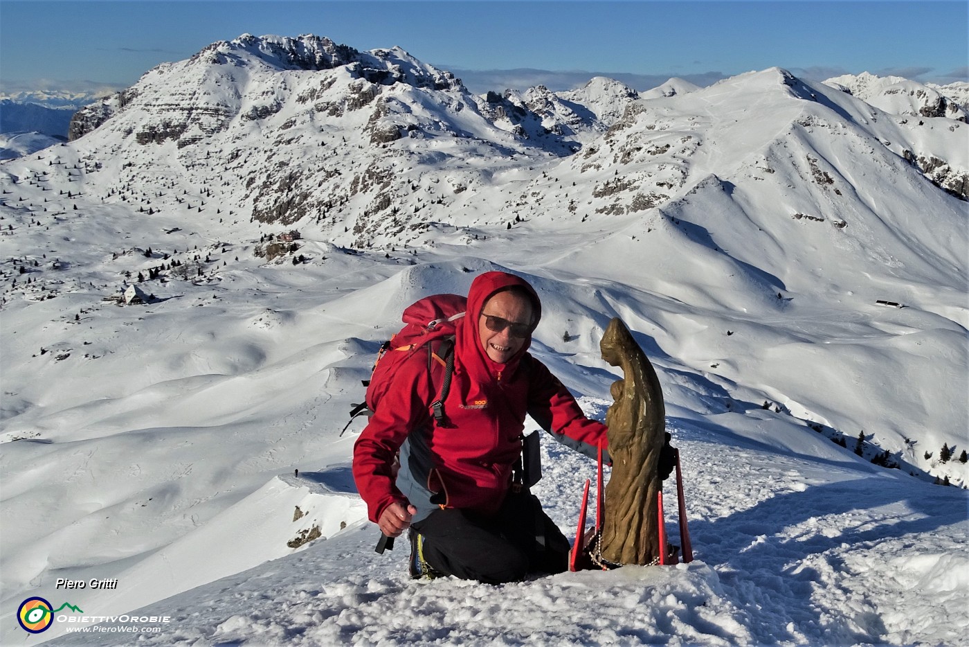 02 Alla Madonnina del Sodadura (2011 m), emergente dalla neve con vista sui Piani d'Artavaggio e verso Zuccone Campelli e Cima di Piazzo.JPG